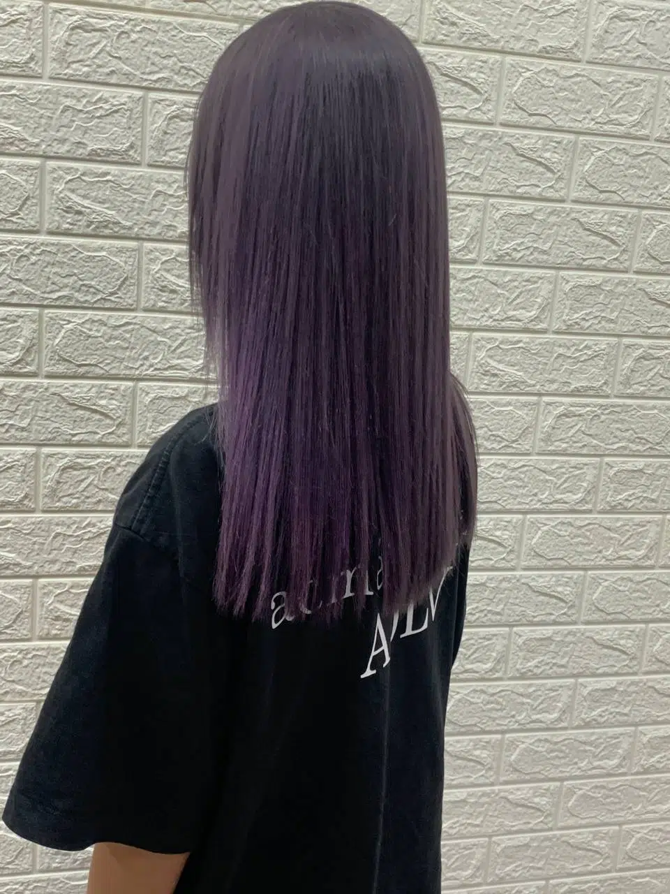 Bonbon Blowout Bar+ anti-frizz hair treatment, straight sleek purple-toned hair with smooth finish.